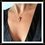 Petit collier cauri porte