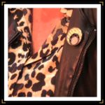 Broche trio cuir livre veste